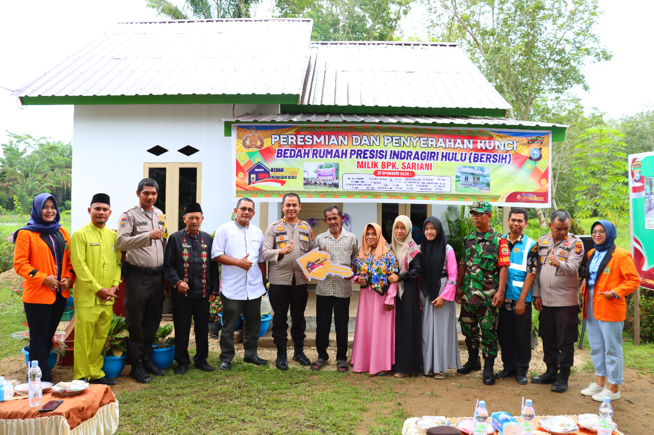Kapolres Inhu Serahkan Kunci Rumah Program Bersih ke-10 di Desa Kuba