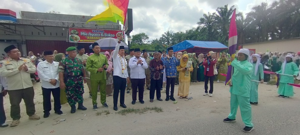 Sekda Inhu Lepas Pawai Taaruf MTQ ke-2 Desa Titian Resak, Semarakkan HUT Desa ke-45 dan Tahun Baru Hijriah 1448