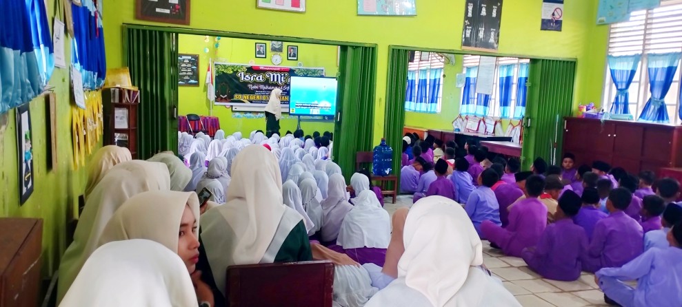 Peringati Isra Mi’raj, SDN 011 Titian Resak Ajak Siswa Saksikan Ceramah Di LED TV