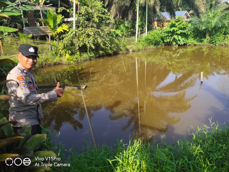 Bhabinkamtibmas Desa Titian Resak Dukung Ketahanan Pangan Lewat Budidaya Ikan Nila