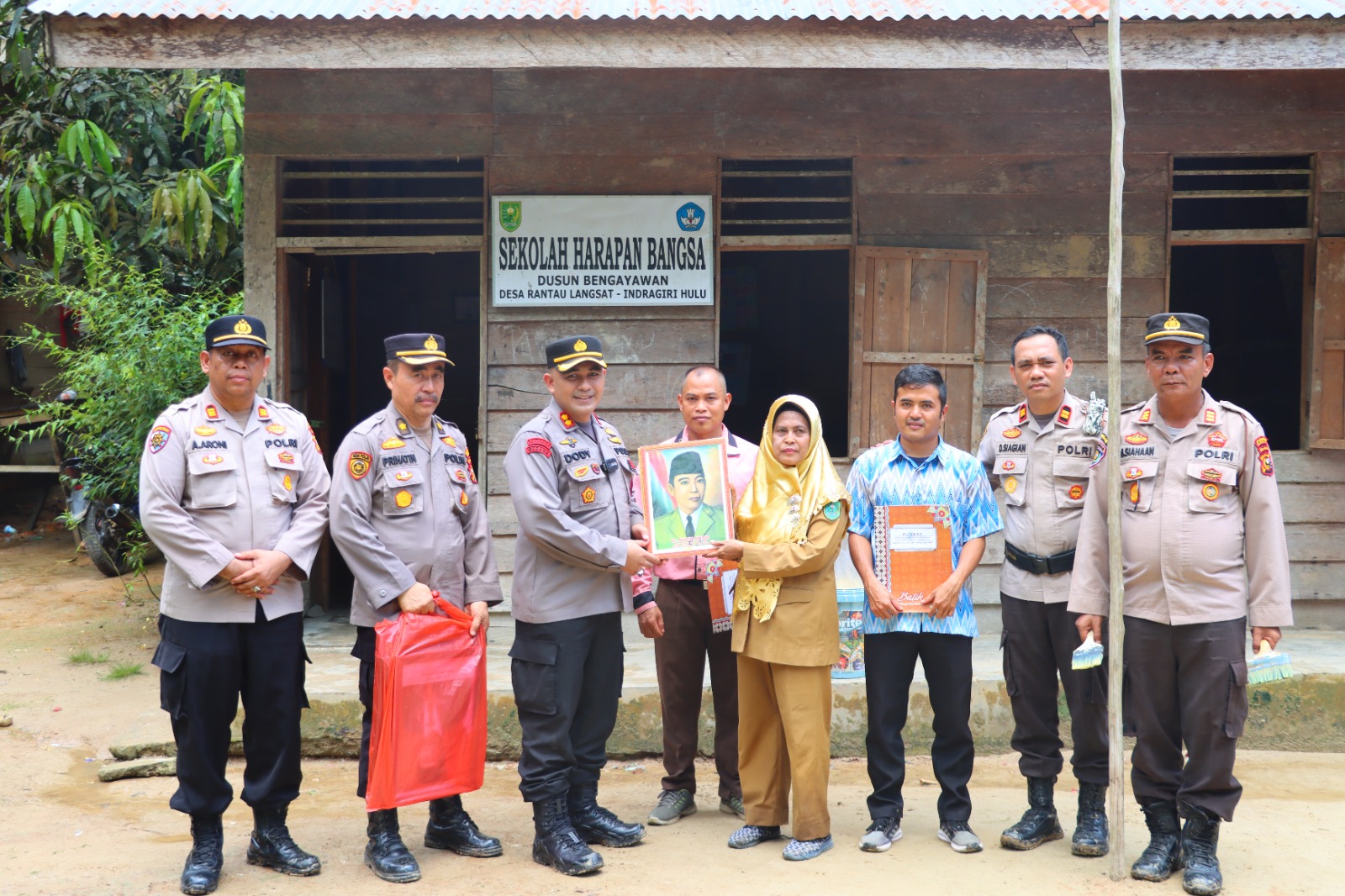 Kapolres Inhu Resmikan Pustaka Air Keliling Dipedalaman Talang Mamak