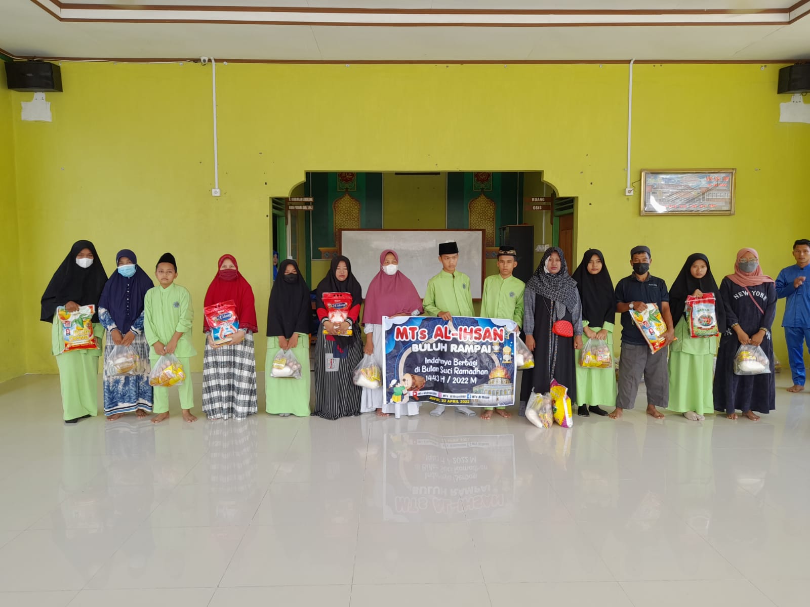 Keluarga Besar MTs Al Ihsan Buluh Rampai Berbagi Berkah di Bulan Ramadhan