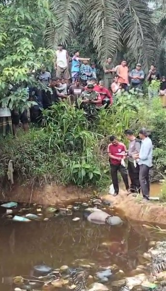 Heboh! Mayat Pria Tanpa Identitas Ditemukan di Sungai Bawah Jembatan KM 10