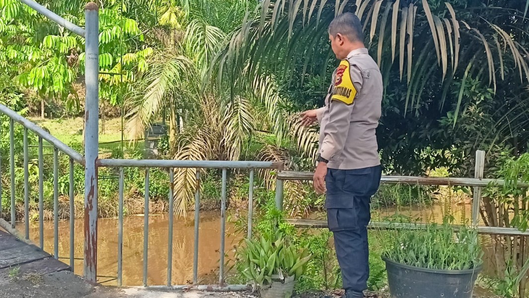 Bhabinkamtibmas Seberida Dorong Ketahanan Pangan Lewat Budidaya Ikan Patin di Pekarangan Warga