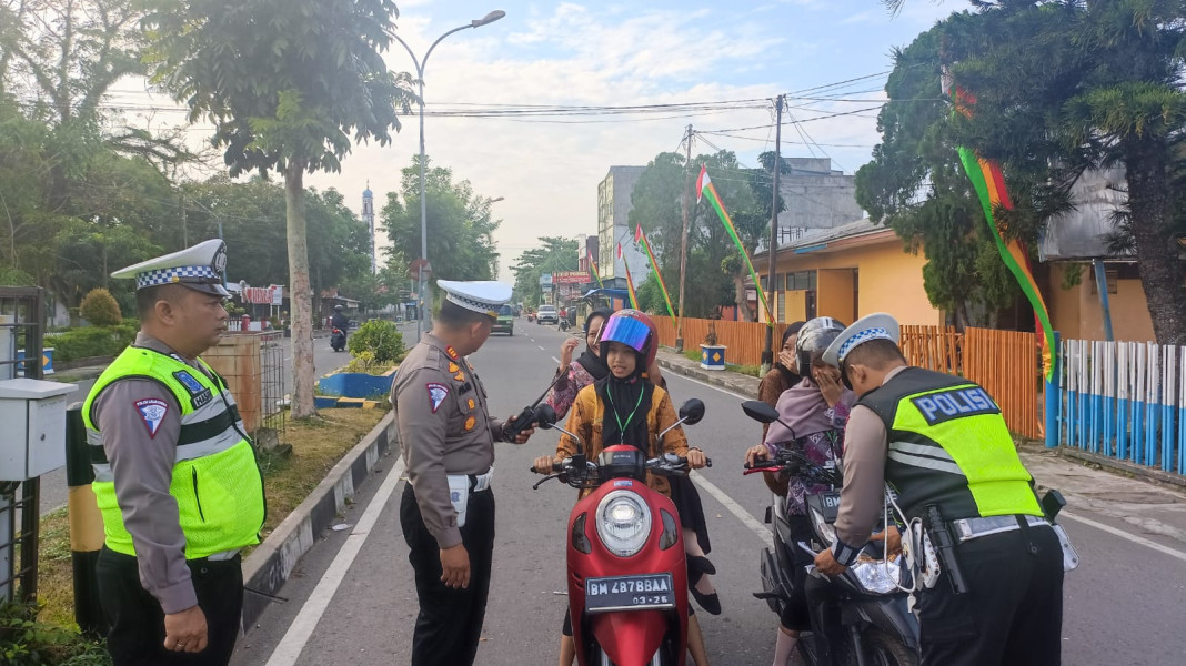 Kasat Lantas Polres Inhu Bagikan Striker Imbauan dan Sosialisasi Ops Zebra