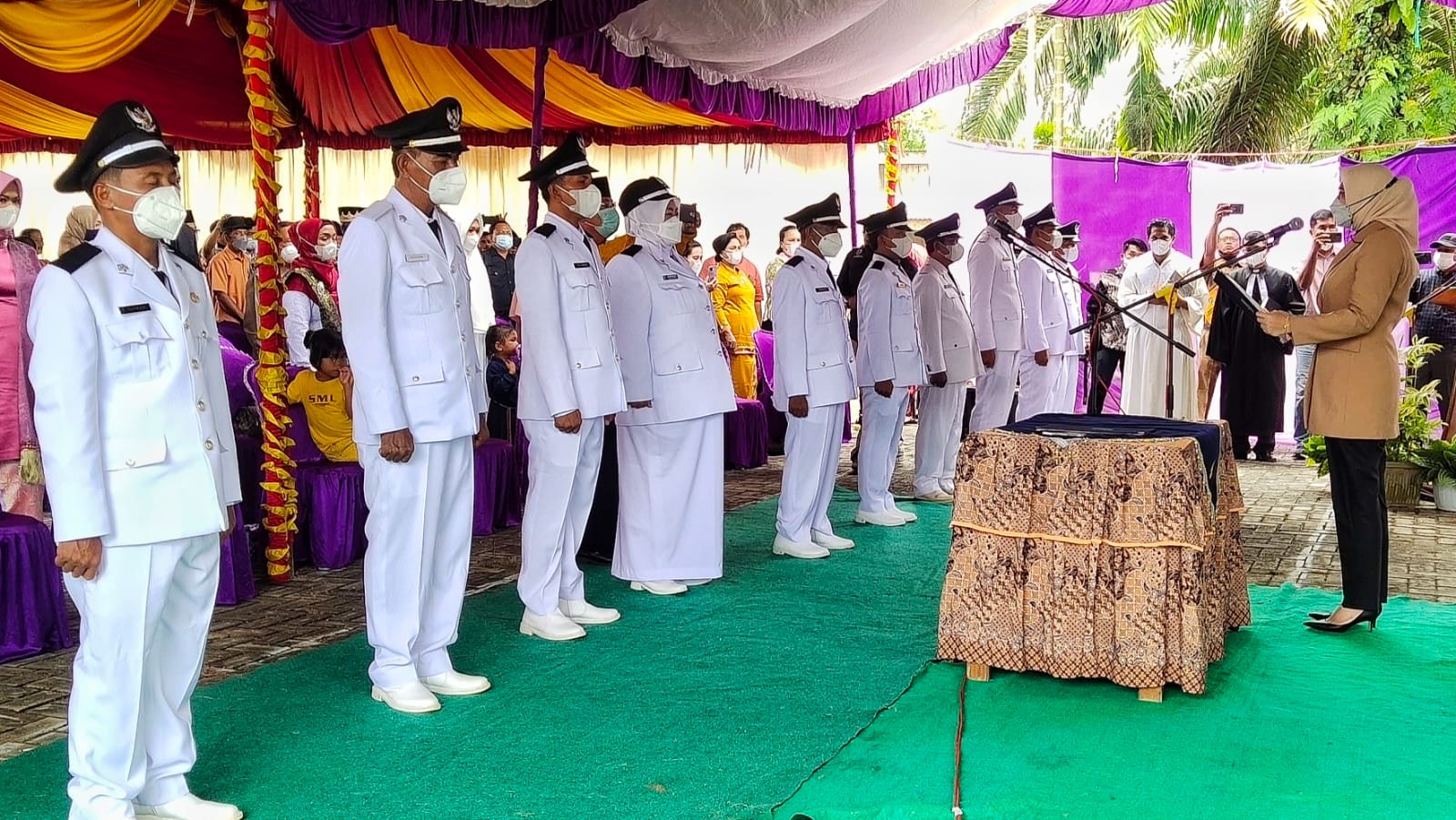 Bupati Rezita Maylani Yopi Lantik Kades Terpilih Di Batang Gansal Dan Batang Cenaku