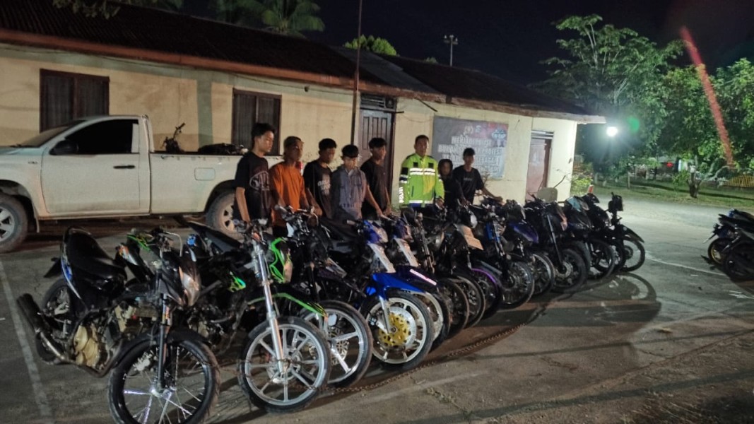 Polsek Pasir Penyu Tindak 15 Pelanggar Knalpot Brong dan Balap Liar di Depan SMK 1 Air Molek