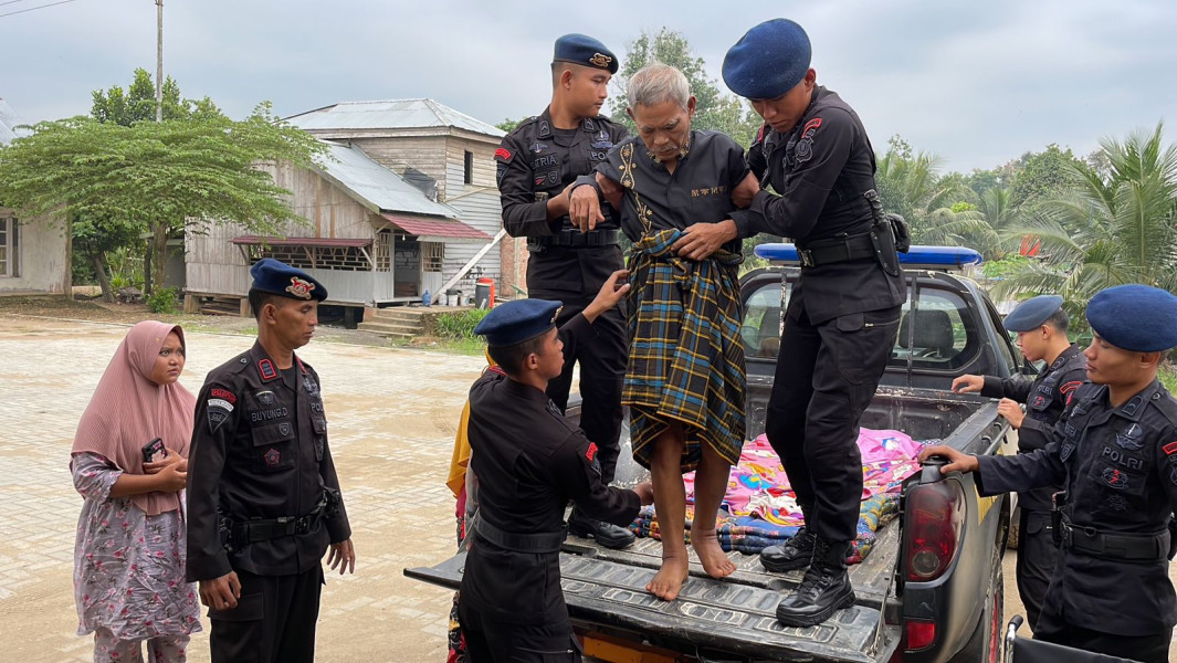 Satuan Brimob Batalyon C Pelopor Batang Gansal Bantu Warga Yang Sedang Sakit Untuk Berobat