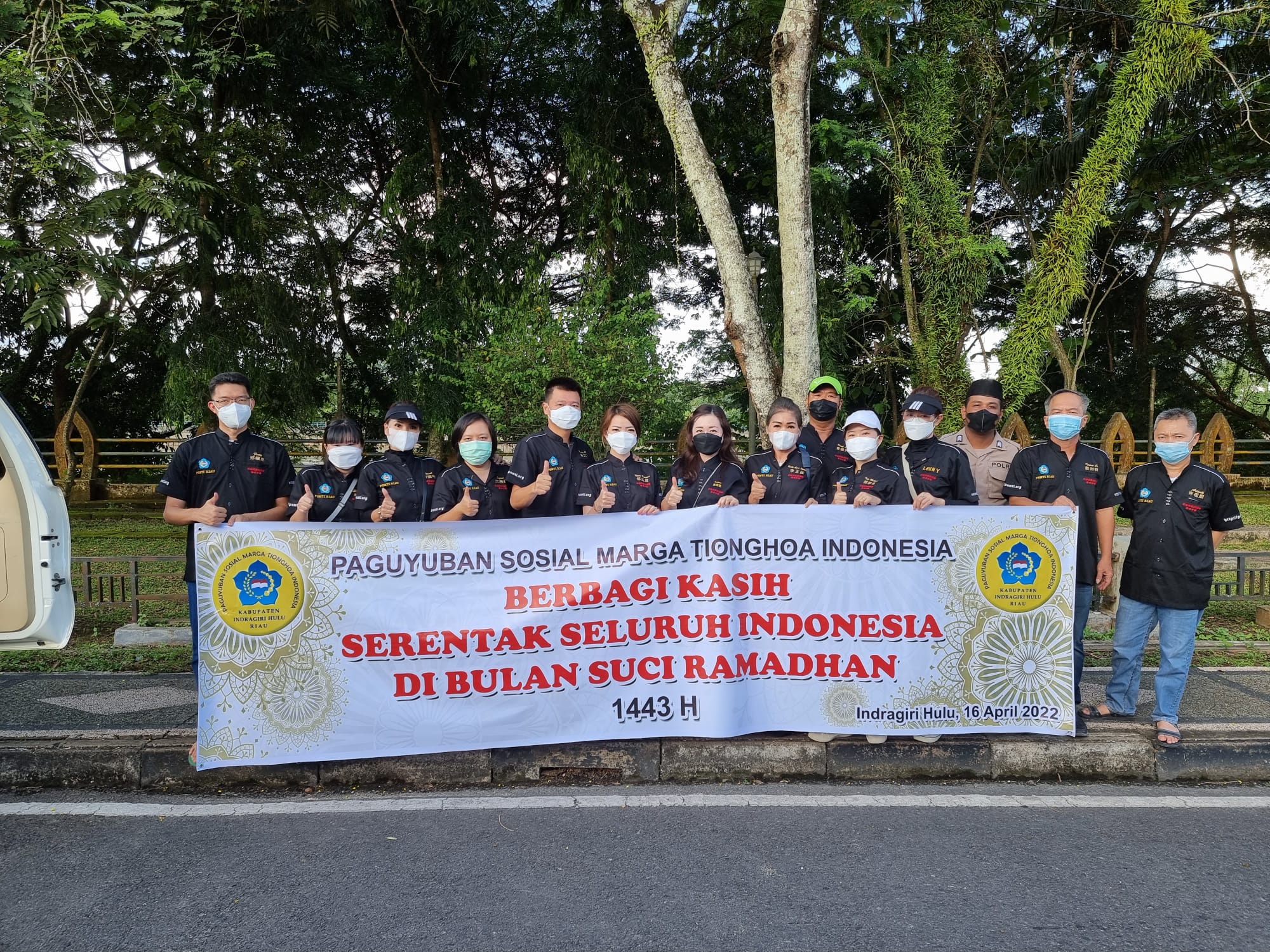 Saling Berbagi, Setalah Salurkan Sembako PSMTI Inhu Bagi-Bagi Takjil