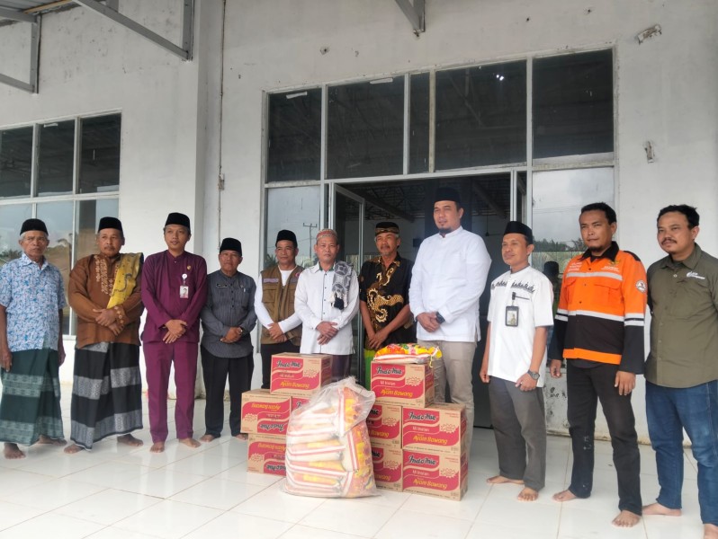 Tinjau Banjir di Desa Rawa Bangun, Bupati Ade Salurkan Bantuan Sembako