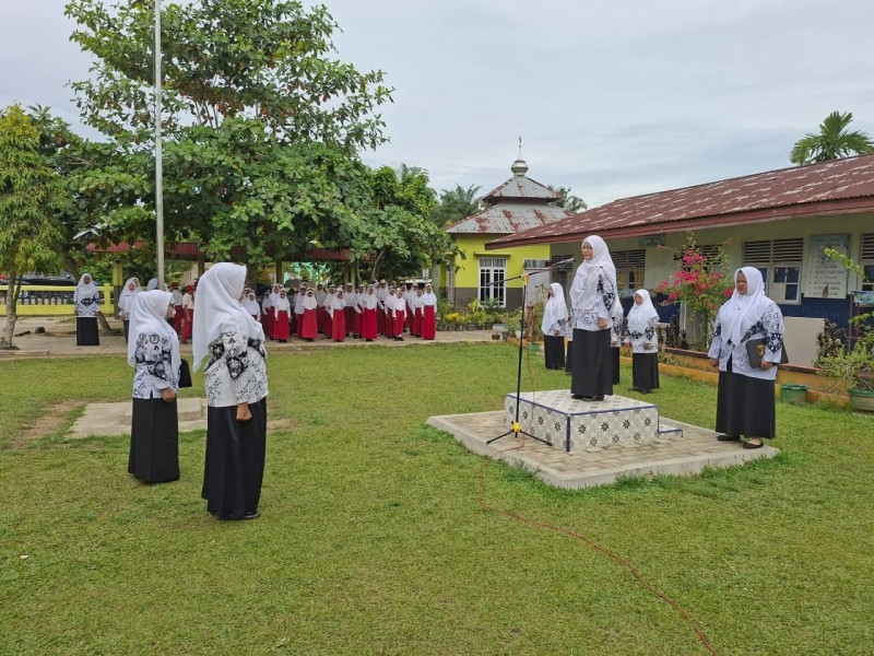 Kegiatan Hari Guru di SDN 011 Titian Resak Cukup Meriah