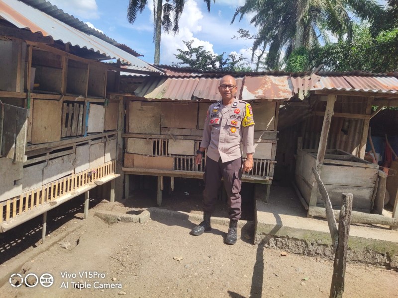 Bhabinkamtibmas Titian Resak Dukung Ketahanan Pangan Nasional Melalui Sambang Peternak Ayam Kampung