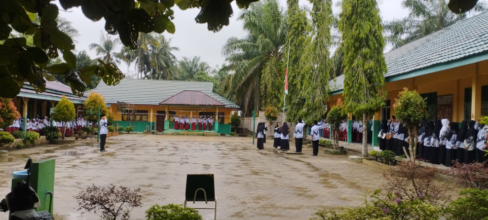 Walau Dibawah Rintik Hujan,Upacara HGN Di MIS Luhur Islam Tetap Semangat