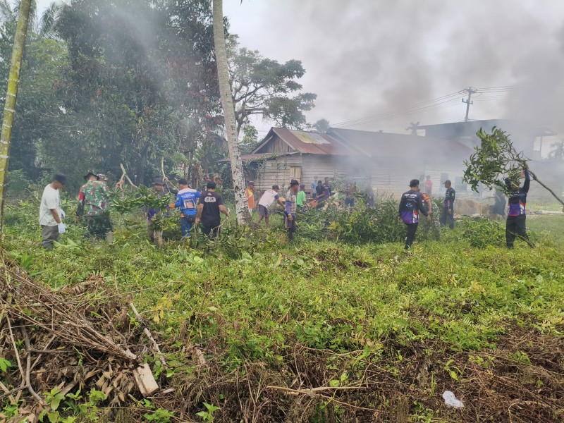 Danramil 03 Seberida Berbaur dengan Warga, Gotong Royong Persiapan Pembangunan Kantor dan Gerai Koperasi Merah Putih di Desa Seresam