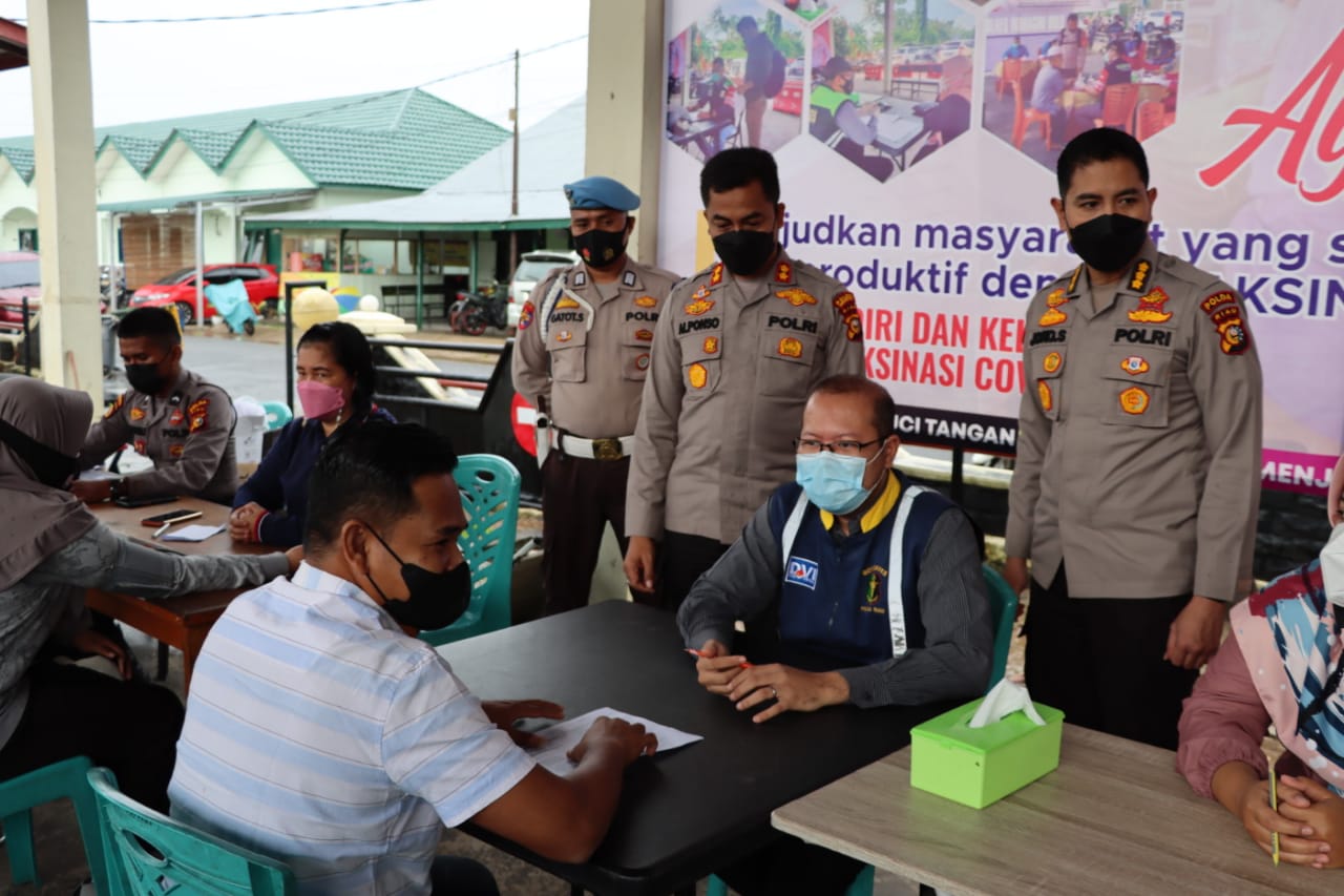 Percepatan Pencapaian Vaksinasi, Karo SDM Polda Riau Tinjau Sejumlah Lokasi Vaksinasi di Inhu