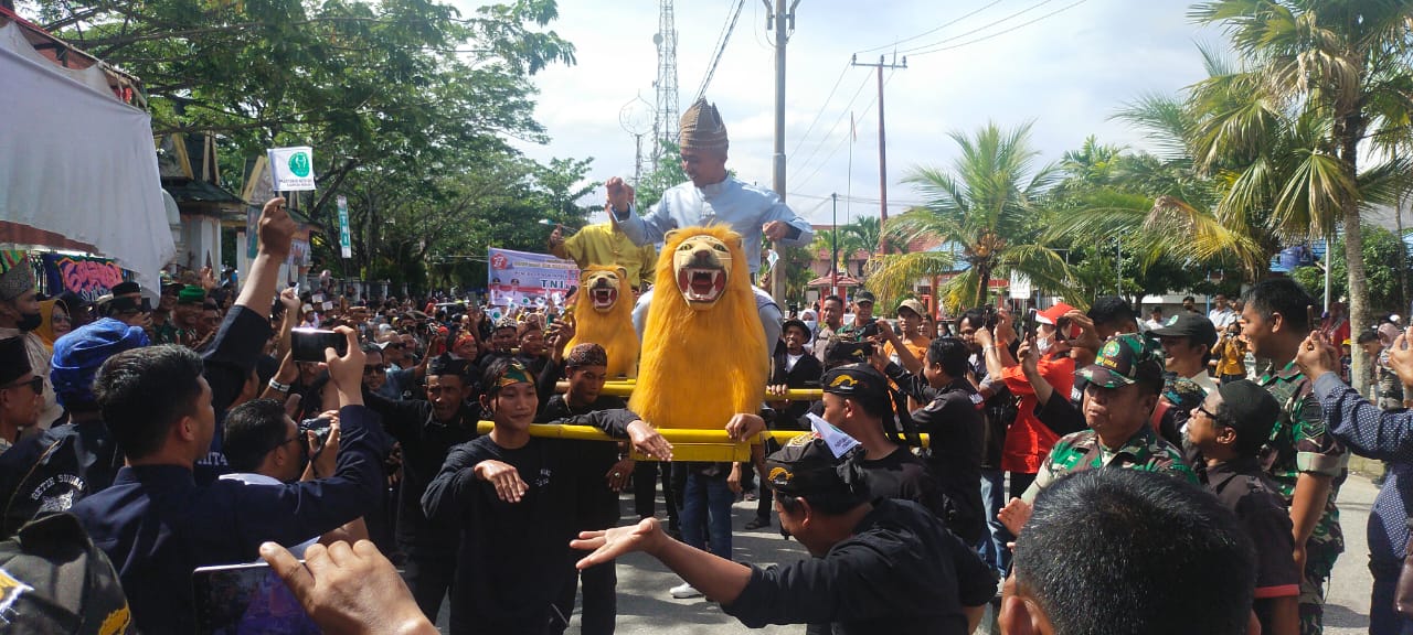 Pawai Pesta Ragam Budaya, Misuri Inhil Tampilkan Sisingaan Dalam Rangka HUT TNI Ke-77