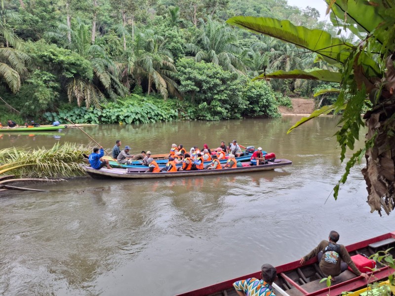 Istri Bupati Inhu Suci Rahmiani Ade, Kunjungi Dusun Bengayawan, Salurkan Bantuan dan Dorong Wisata Lokal