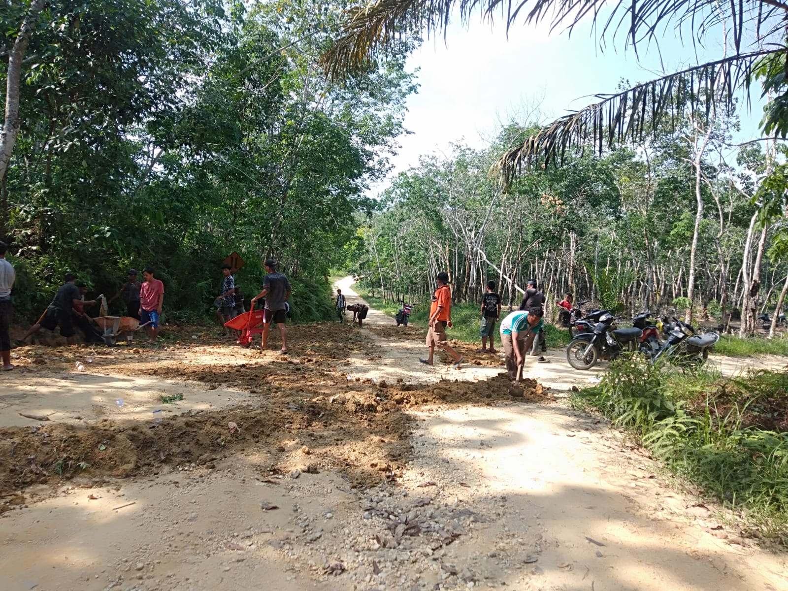 Warga Dusun ll Desa Danau Tiga, Goro Perbaiki Jalan Kabupaten
