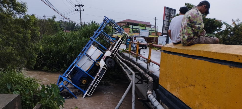 Sebuah Armada Truck Teronton Nyungsep Ke Sungai, Ini Penyebabnya