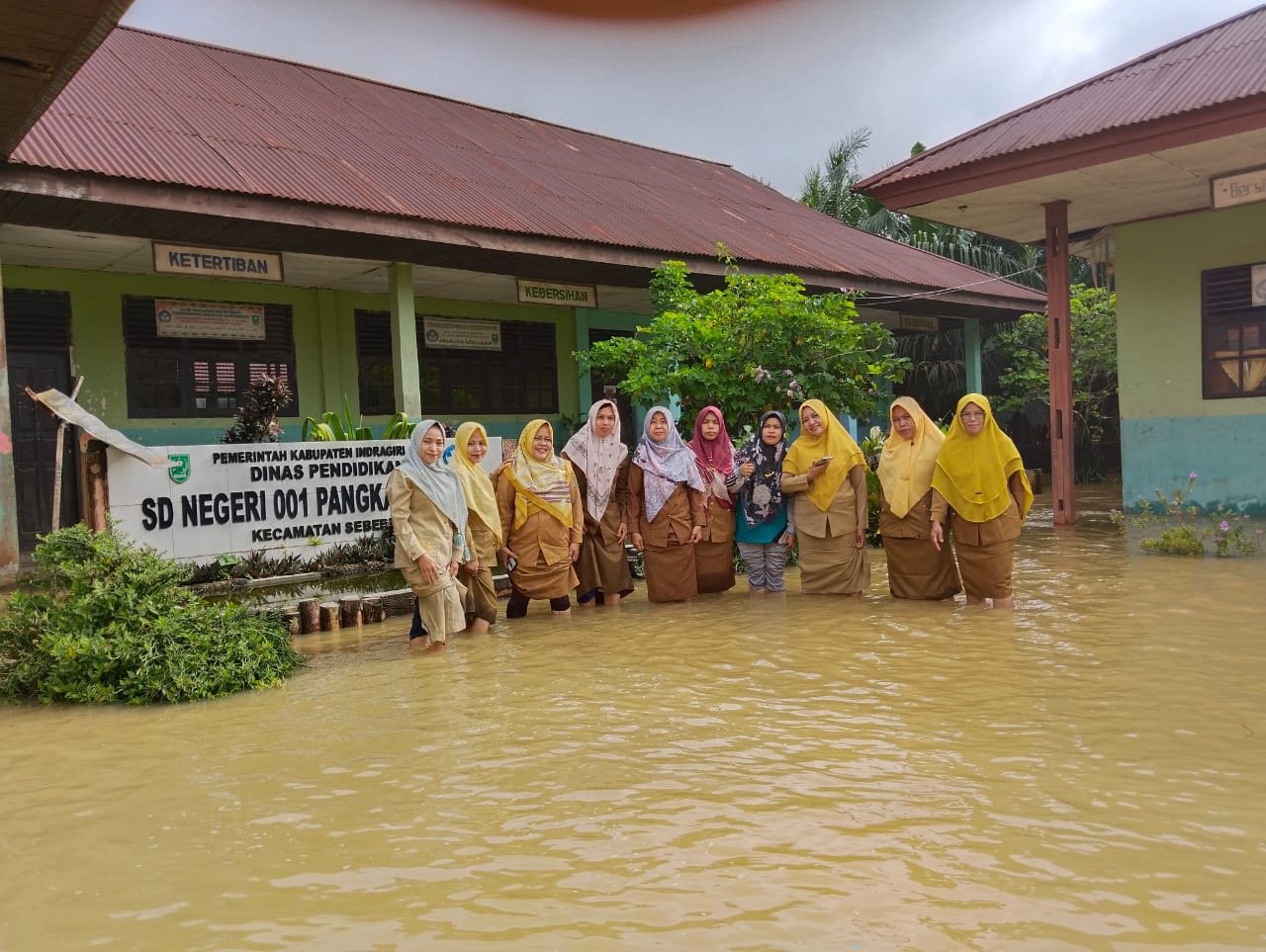 Banjir Mulai Melanda Pangkalan Kasai, SDN 001 Ikut Terendam Untuk Sementara Sekolah Diliburkan