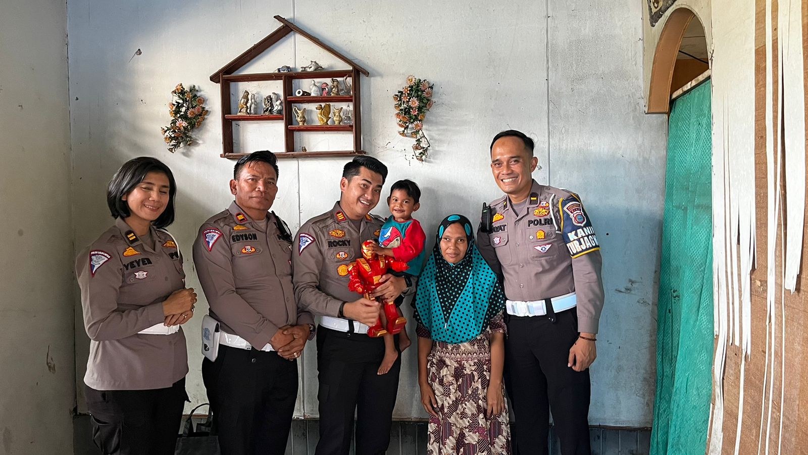 Program Jubah Emas Polres Inhu,Kasat Lantas Sambangi dan Santuni Penderita Stunting