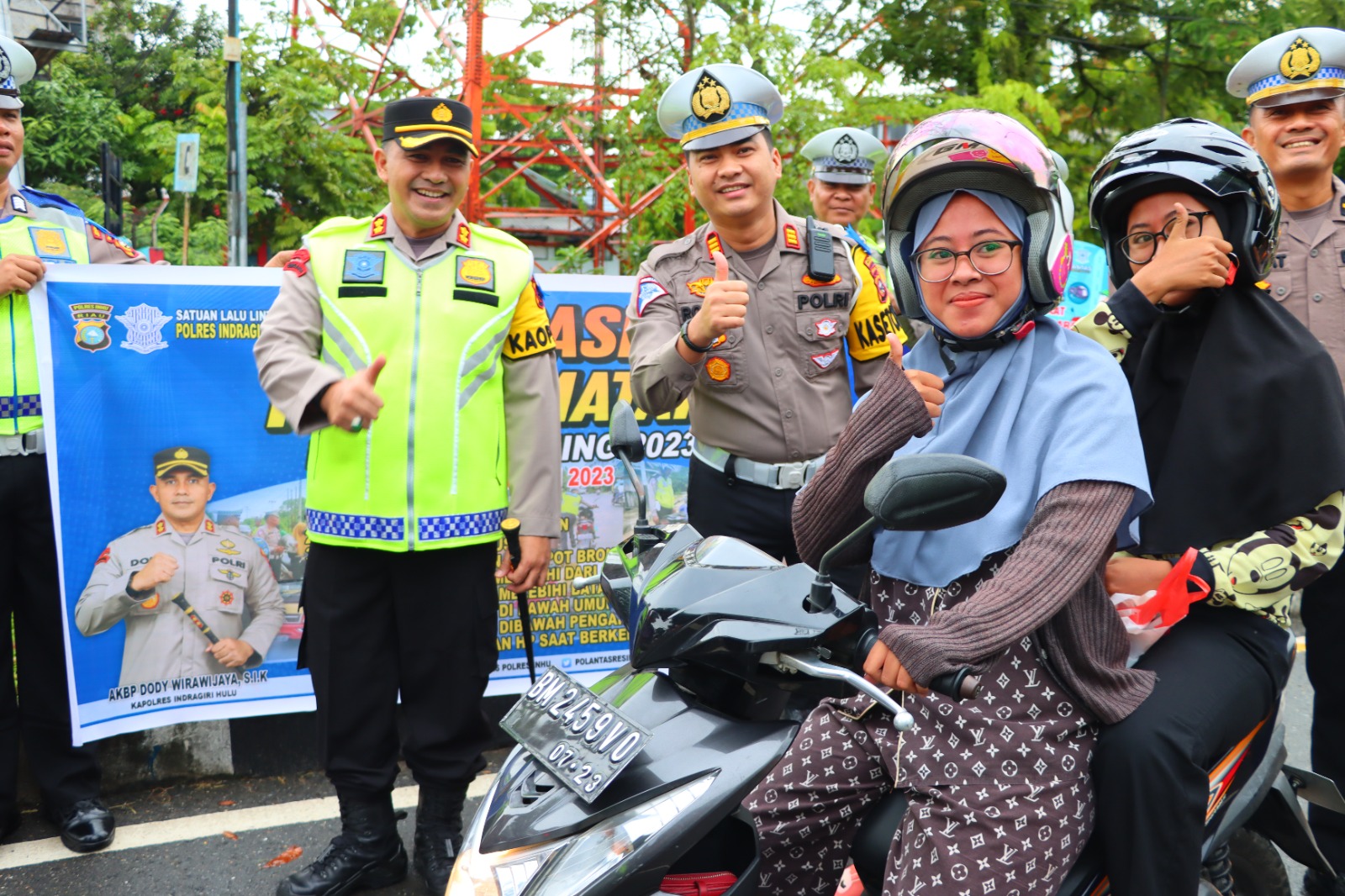 Ajak Tertib Lalu Lintas,Kapolres Inhu Didampingi Kasat Lantas Bagi Bagi Helem Geratis ke Masyarakat