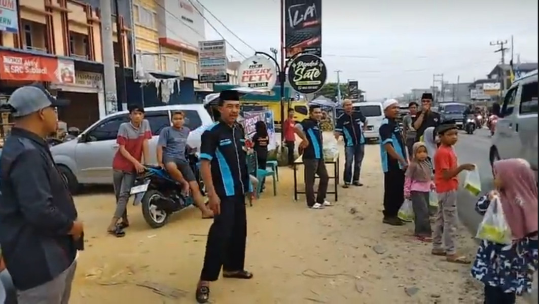 PLC Region Belilas Ngabuburit Sekaligus Berbagi Takjil