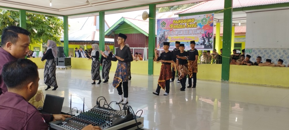 Siswa MTs Al-Ihsan Buluh Rampai Unjuk Bakat di Panggung Pentas Seni