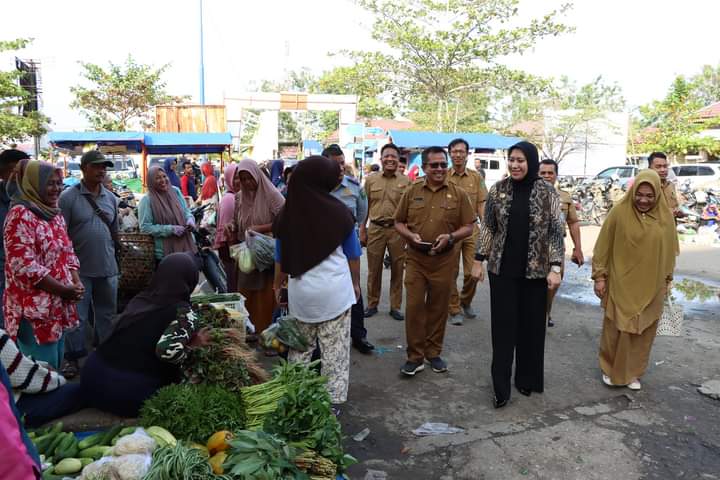 Jelang Lebaran Bupati Inhu Rezita Meylani Yopi Sidak di Pasar Rakyat Rengat