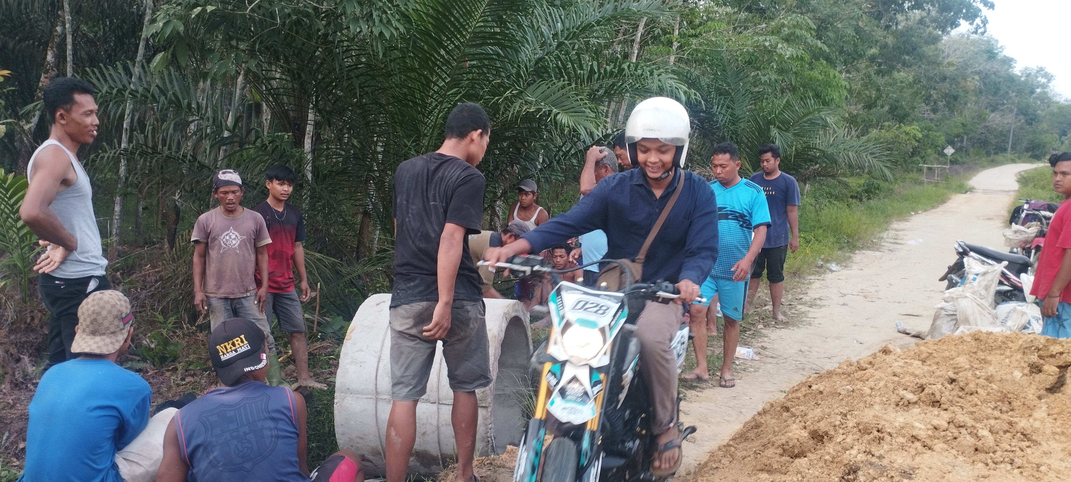Warga Desa Danau Tiga Bergerak Cepat, Perbaiki Jalan Kabupaten