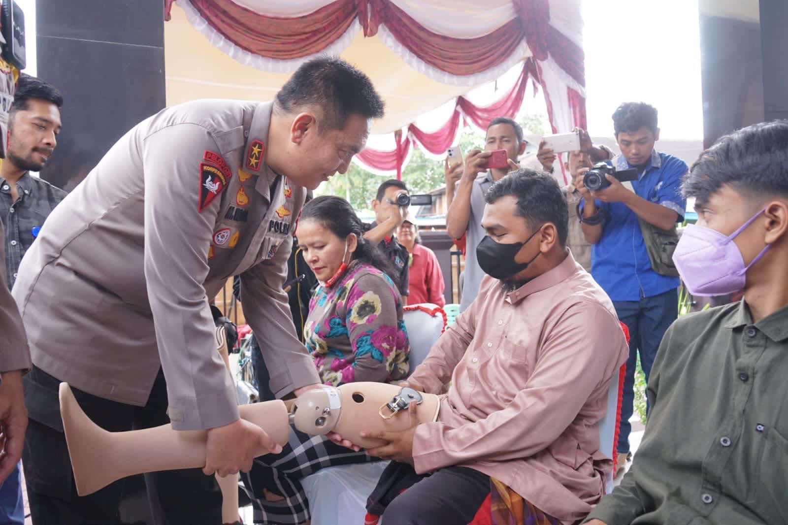 Beri Kaki Palsu untuk Penyandang Disabilitas Saat Kunjungan ke Rohil, Kapolda Riau : Inilah Konsep Polri Presisi