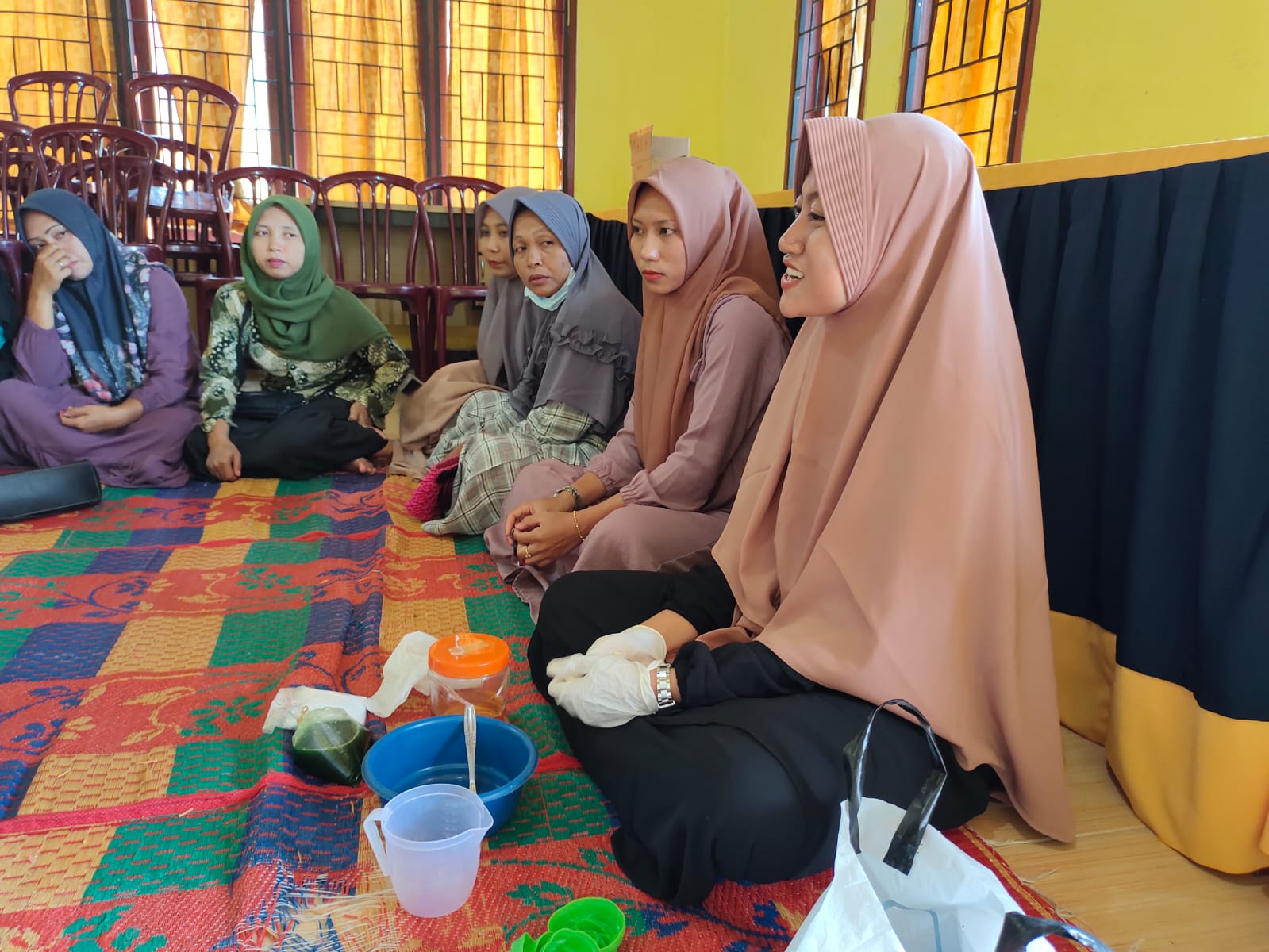 Kreatif Mahasiswa KKN Berikan Pelatihan Kepada Masyarakat Cara Membuat Sabun Dari Minyak Jelantah