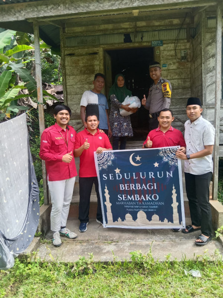 Tabur Berkah di Bulan Ramdhan, Bhabinkamtibmas Desa Danau Baru Gandeng Komunitas Sedulurun Bagi Sembako