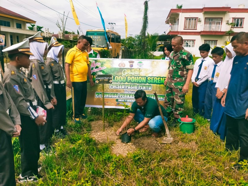 Kolaborasi Kepolisian, PT TPP dan Komunitas Baju Basah Hijaukan Pasir Penyu