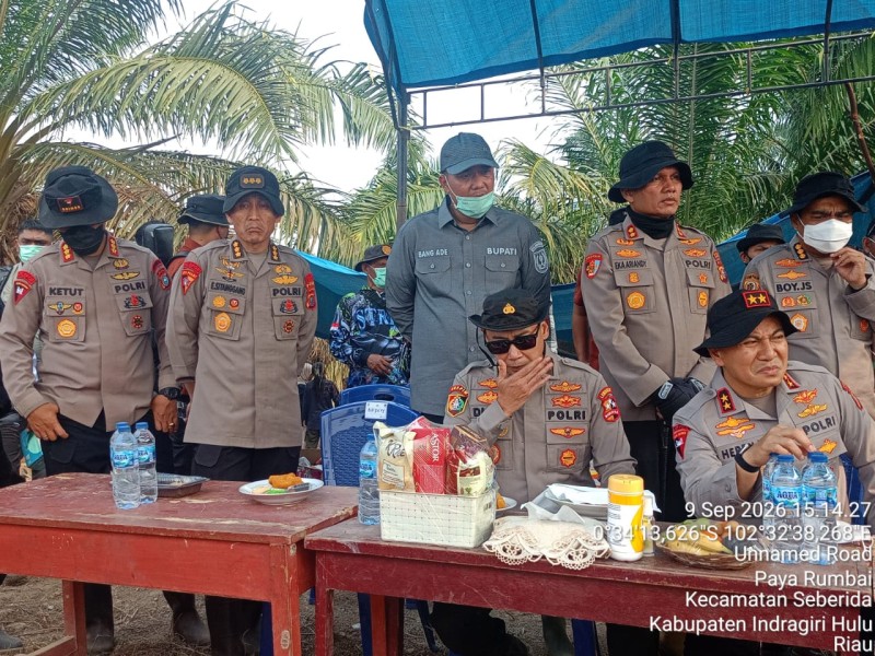 Kapolda Riau Tinjau Karhutla di Paya Rumbai Inhu, Ikut Turun Padamkan dan Dinginkan Lahan