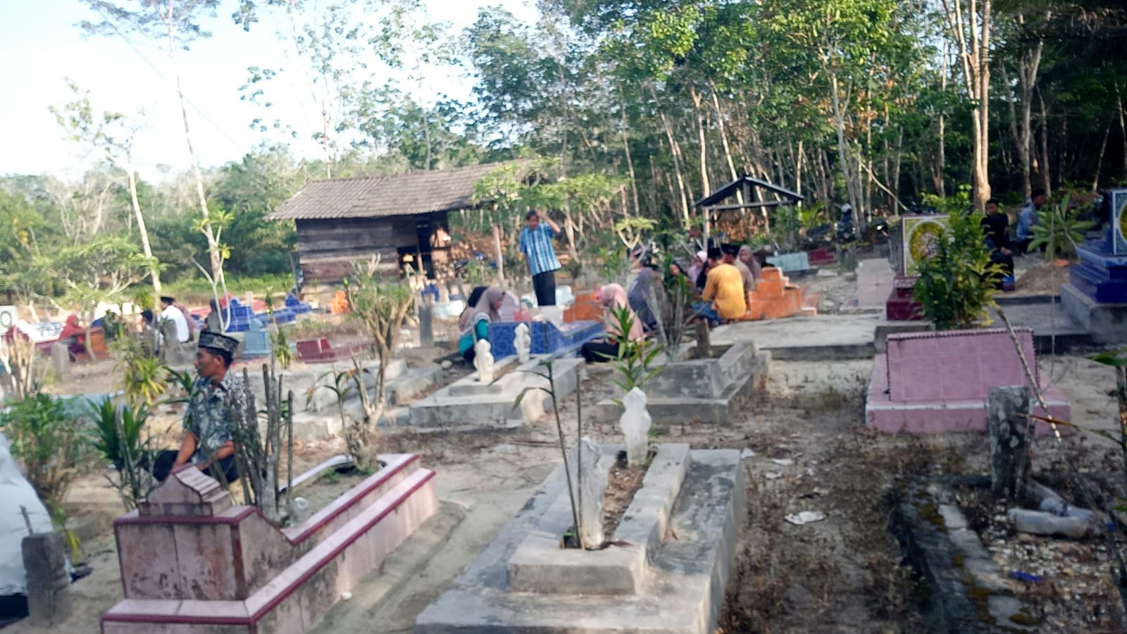 Jelang Ramadan, Tempat Pemakaman Umum Desa Danau Tiga Dipenuhi Para Peziarah
