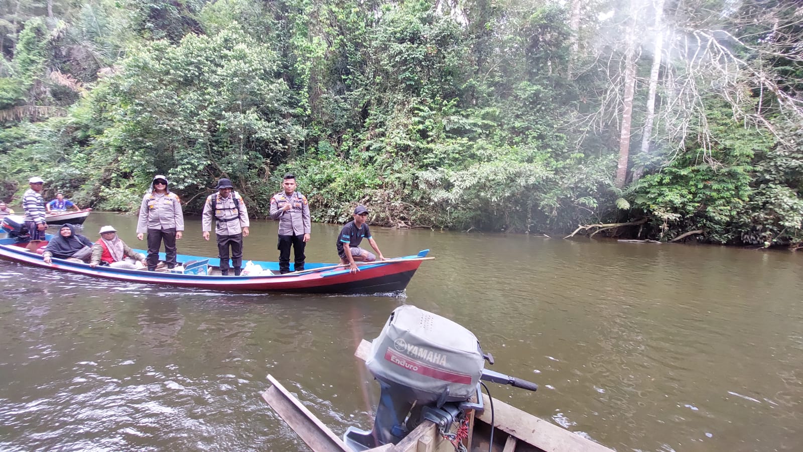 Tempuh Jalur Air,Kapolres Inhu Sambangi Masyarakat Suku Pedalaman di Gansal