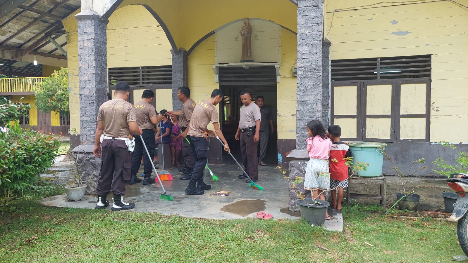 Jelang Natura, Polsek Batang Gansal Gelar Baksos dan Salurkan Bansos di Gereja