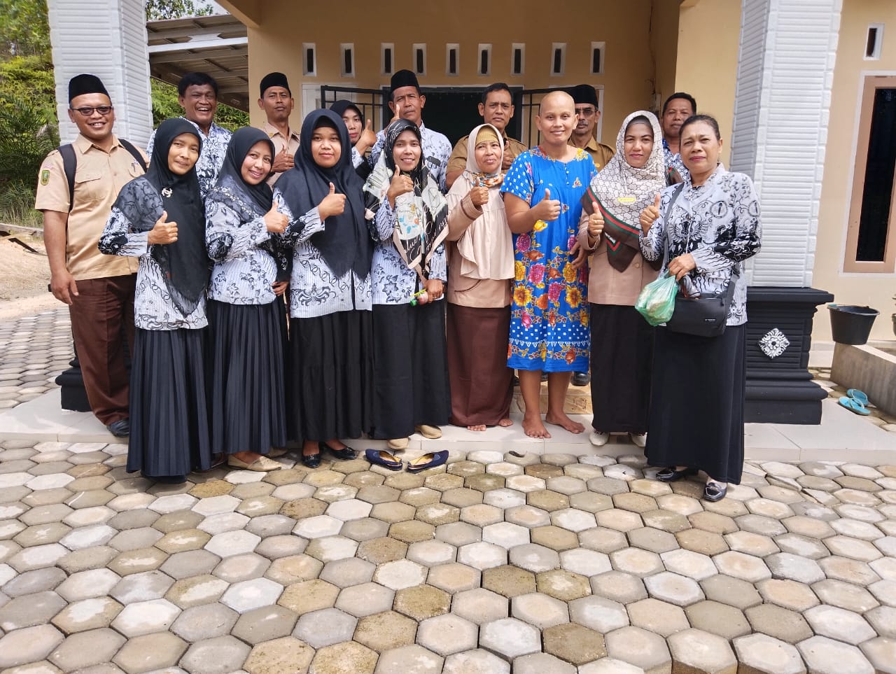 Keluarga Besar K3S, Jenguk Bu Dewi Guru SD 012 Suka Tani Yang Sedang Sakit