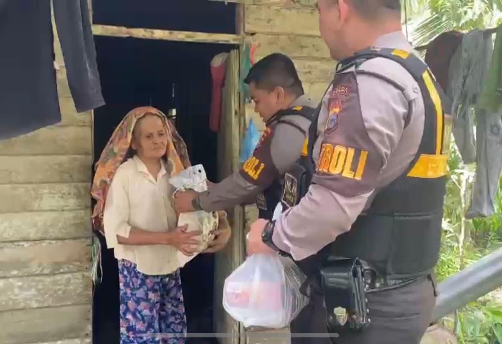 Tinggal di Tengah Kebun, Nenek Fatimah Didatangi Tim PJJ Ditsamapta Polda Riau