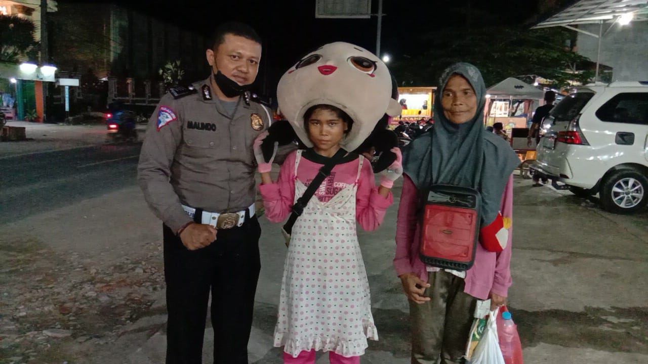 Aksi sosial Luar Biasa: Polisi Inhu Berpangkat Bripka Sekolahkan Badut
