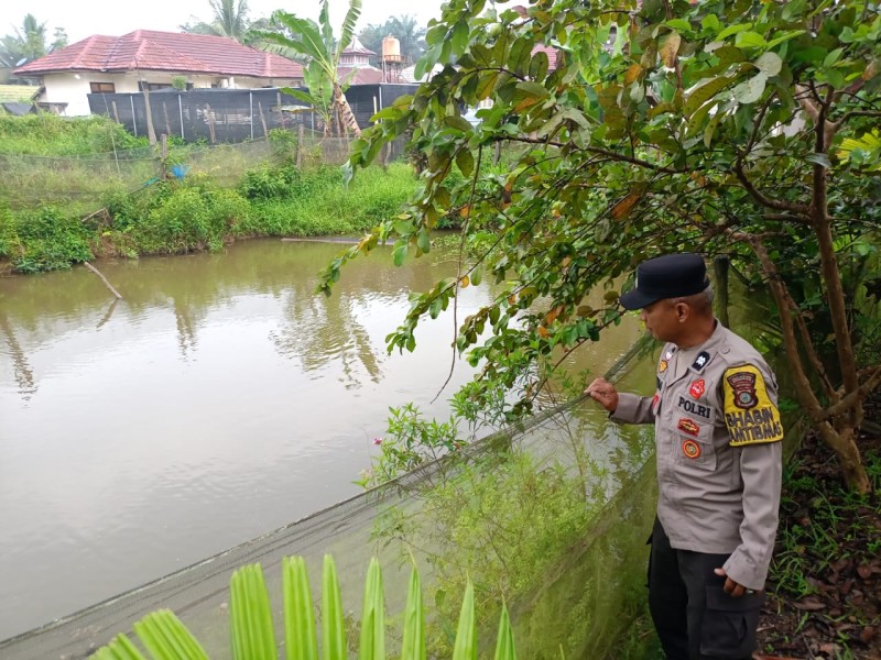 Bhabinkamtibmas Desa Titian Resak Dorong Budidaya Ikan Patin untuk Perkuat Ketahanan Pangan Nasional