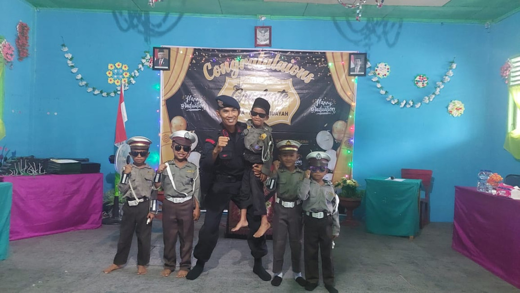 Danki Brimob Batalyon C Pelopor Batang Gansal, Hadiri Perpisahan Siswa/I RA dan MIS Nurul Hidayah