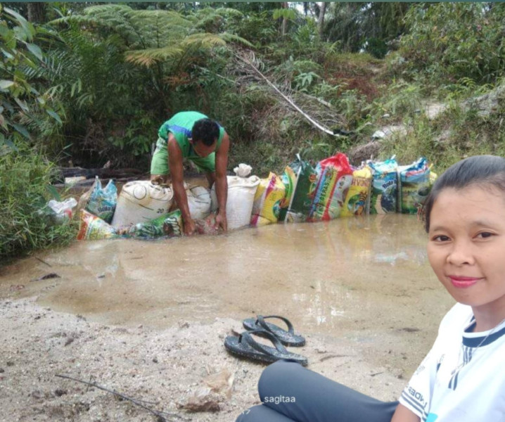 Pasutri Ini Bendung Sungai, Untuk Memenuhi Kebutuhan Air Sehari-hari