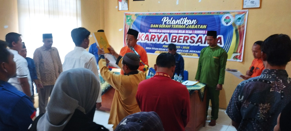 Kades Titian Resak Lantik Direktur BUMDes Karya Bersama Periode 2023-2028