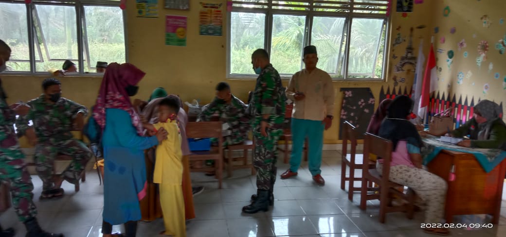 Sebanyak 54 Siswa Kelas Jauh SD Negeri 005 Titian Resak Ikuti Vaksinasi