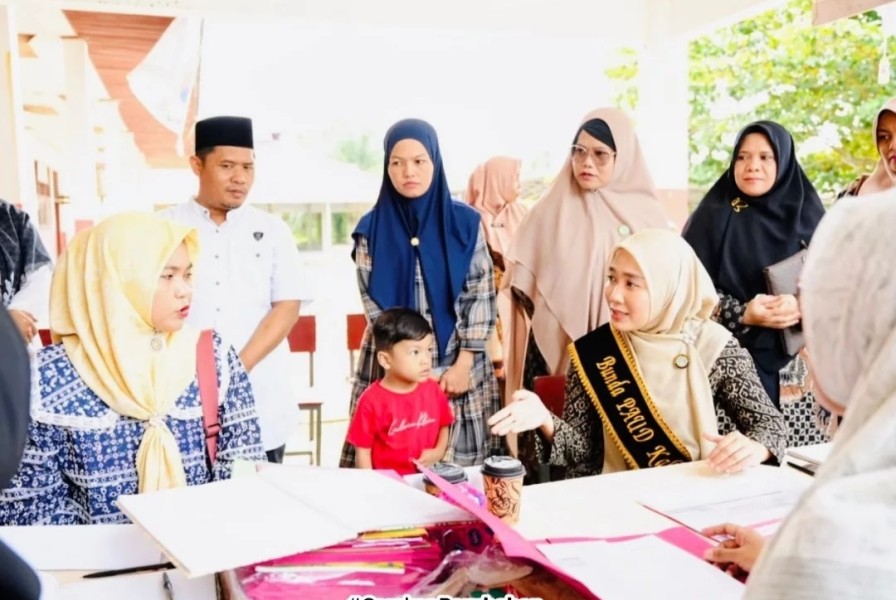 Monitoring Pelaksanaan SPMB Ketua TP. PKK Inhu Kunjungi TK dan SD di Kecamatan Rengat Barat