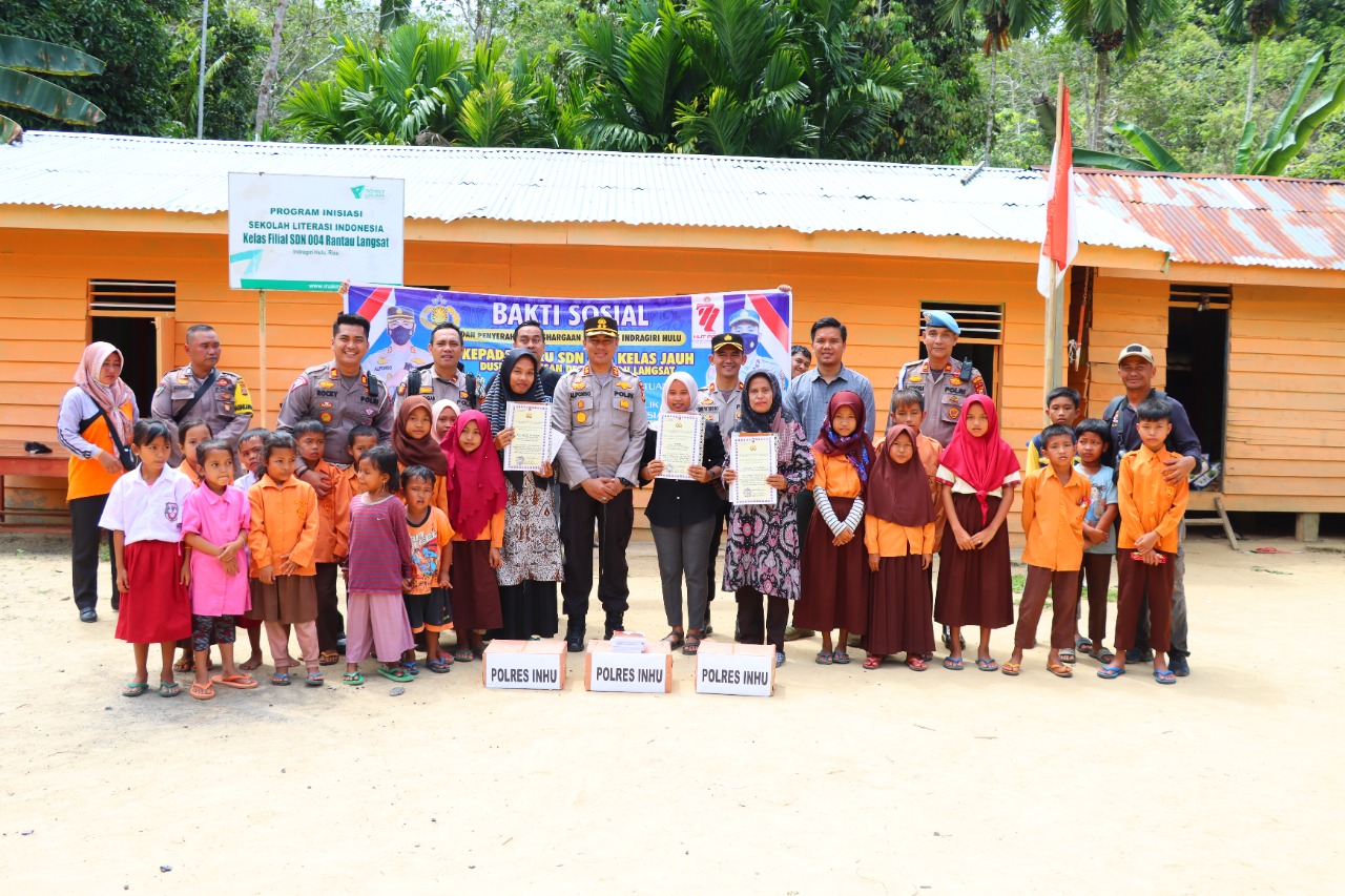 Pahlawan Tanpa Tanda Jasa Di Pedalaman Talang Mamak Dapat Penghargaan Dari Kapolres Inhu