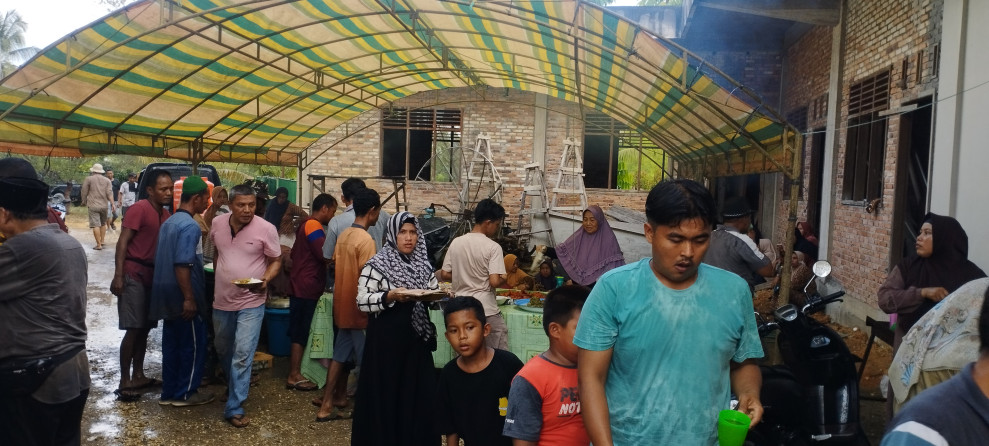 Kebersamaan Tampak Dalam Moment Proses Pemotongan Hewan Kurban di Masjid Al-Fajri