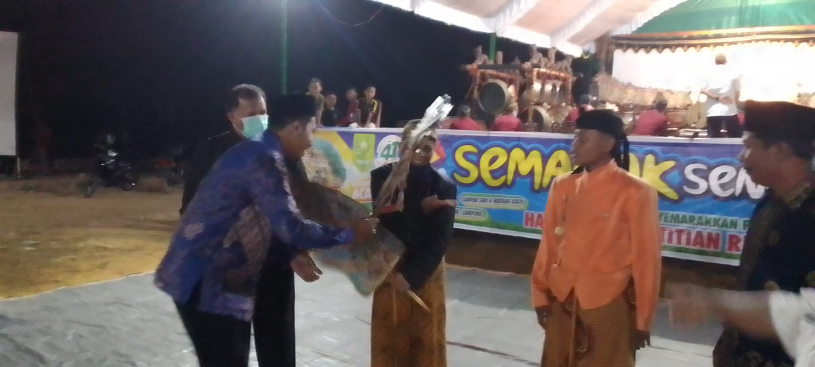 Puncak Acara Semarak Seni dan Budaya Milad Desa Titian Resak, Menggelar Pagelaran Wayang Kulit
